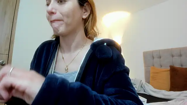 Carolina hernandez22 online show from October 15, 2025, 12:35 pm