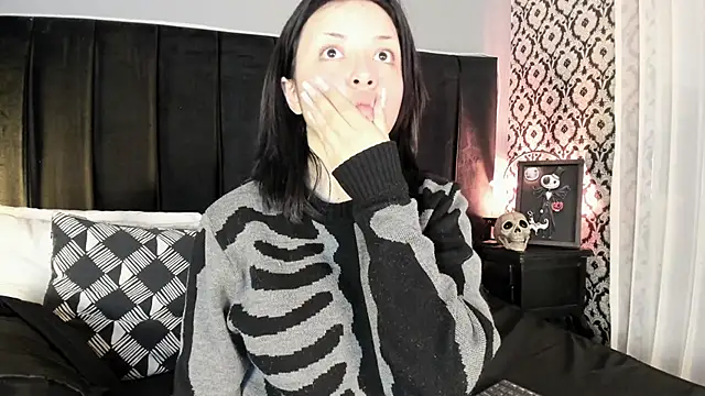 Adeelinee online show from April 17, 2026, 4:43 pm