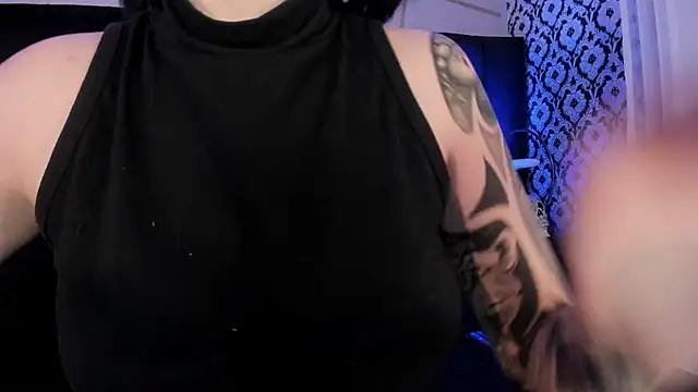 Adeelinee online show from December 4, 2025, 7:46 pm