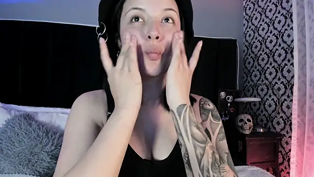 Adeelinee online show from April 4, 2026, 7:53 pm