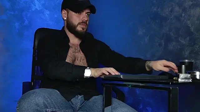 juliusmasters online show from December 17, 2025, 8:47 pm