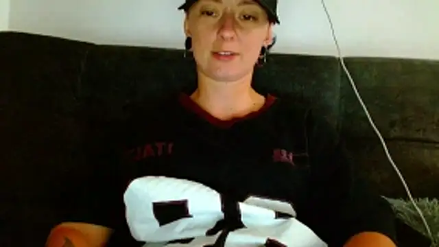 tomboyblue online show from April 23, 2026, 9:05 pm