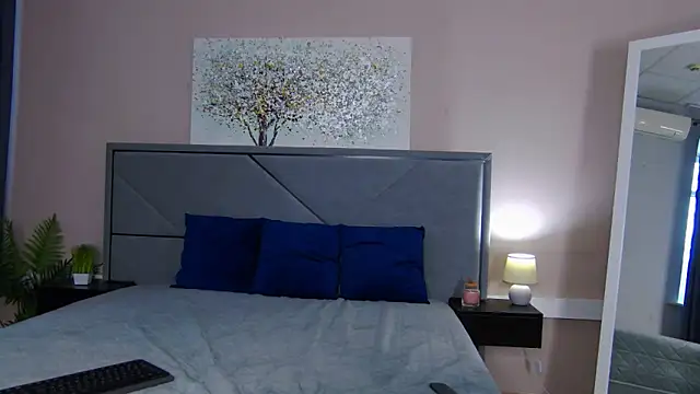 NicoleRosss online show from April 17, 2026, 1:47 pm