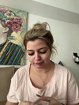 Snapshot of AllysonK chatting on April 21, 2026, 10:33 am AllysonK online show from April 21, 2026, 10:33 am