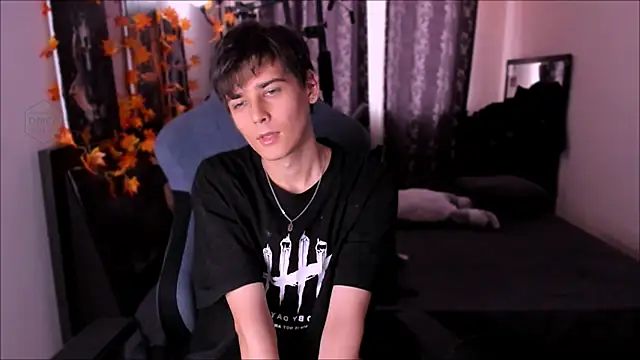 Snapshot of Foxicfu chatting on December 4, 2025, 8:13 am Foxicfu online show from December 4, 2025, 8:13 am