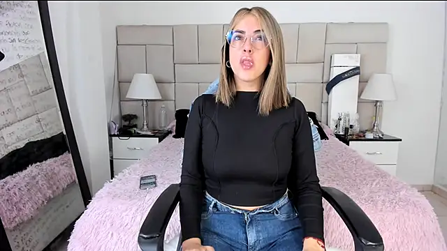 Snapshot of IsisLoveyes_ chatting on December 21, 2025, 1:57 pm IsisLoveyes online show from December 21, 2025, 1:57 pm