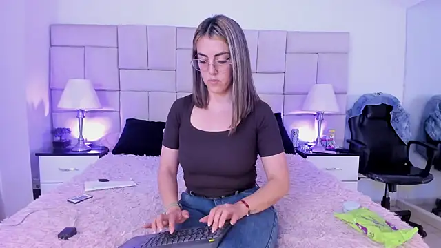 IsisLoveyes  online show from February 2, 2026, 10:31 pm