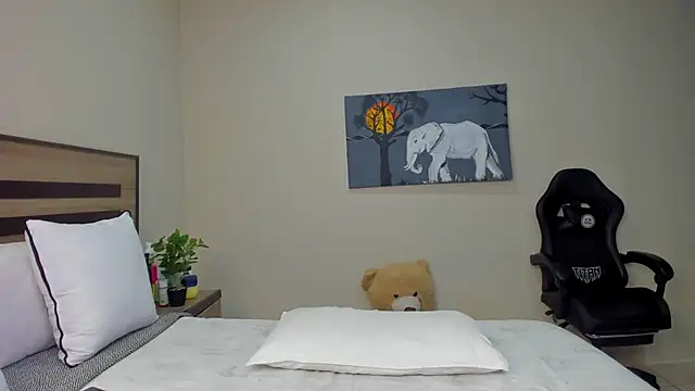 Renee-18 online show from March 25, 2026, 9:35 pm