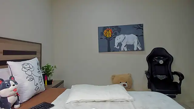 Renee-18 online show from April 9, 2026, 12:23 am