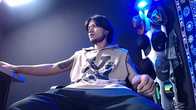 Dicaprioo  online show from February 19, 2025, 6:43 pm