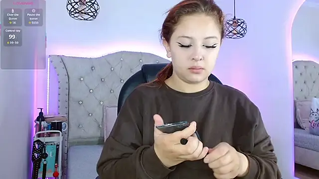 Charlotte Jones   online show from December 18, 2025, 11:14 am