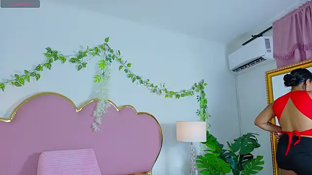 Snapshot of EmmaCrush chatting on October 17, 2025, 9:05 pm EmmaCrush online show from October 17, 2025, 9:05 pm