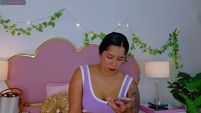 Snapshot of EmmaCrush chatting on November 1, 2025, 9:41 pm EmmaCrush online show from November 1, 2025, 9:41 pm