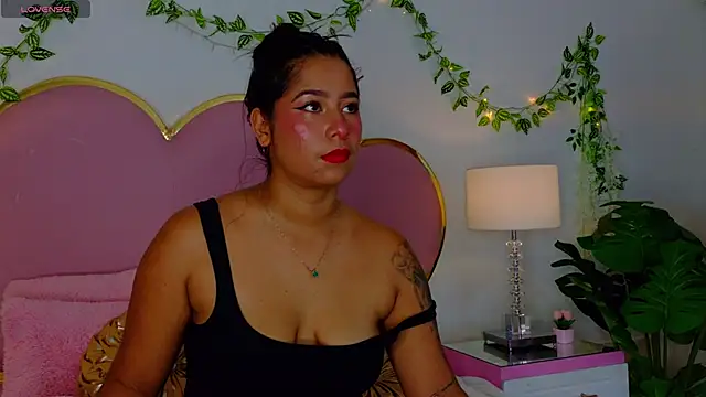 Snapshot of EmmaCrush chatting on November 13, 2025, 9:40 pm EmmaCrush online show from November 13, 2025, 9:40 pm