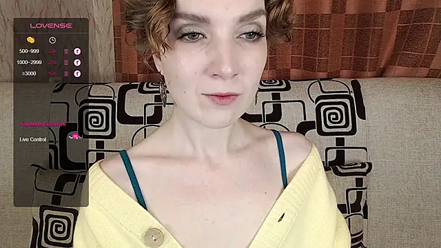 TinaWince online show from December 19, 2025, 4:49 am