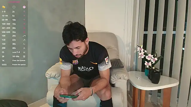 Snapshot of Valentinoford chatting on February 23, 2025, 12:30 am Valentinoford online show from February 23, 2025, 12:30 am