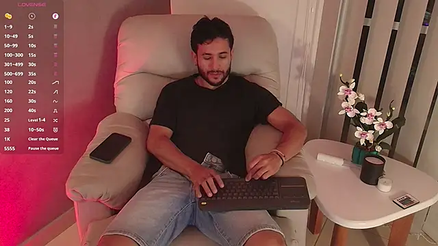 Snapshot of Valentinoford chatting on February 22, 2025, 2:17 am Valentinoford online show from February 22, 2025, 2:17 am