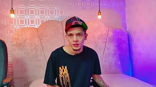 Snapshot of kendalltaylorr chatting on November 28, 2025, 1:00 pm kendalltaylorr online show from November 28, 2025, 1:00 pm