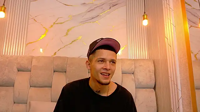 Snapshot of kendalltaylorr chatting on November 20, 2025, 12:50 pm kendalltaylorr online show from November 20, 2025, 12:50 pm