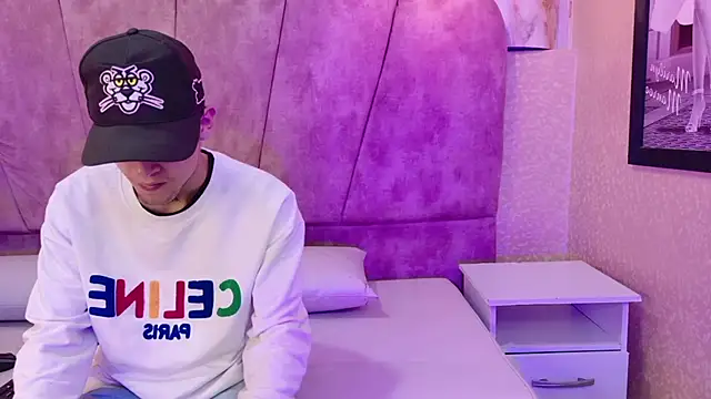 Snapshot of kendalltaylorr chatting on October 23, 2025, 12:15 pm kendalltaylorr online show from October 23, 2025, 12:15 pm