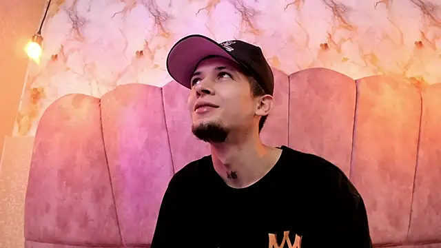 Snapshot of kendalltaylorr chatting on October 15, 2025, 12:02 pm kendalltaylorr online show from October 15, 2025, 12:02 pm