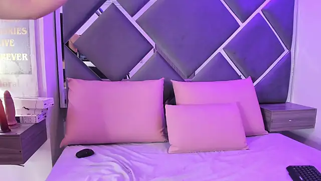 Charlotte Myers online show from October 25, 2025, 8:09 pm