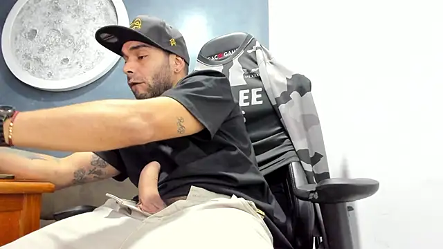 Snapshot of Bryan_Bronx chatting on October 25, 2025, 2:11 am Bryan Bronx online show from October 25, 2025, 2:11 am