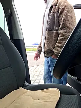 Snapshot of Zeefy chatting on November 5, 2025, 8:28 am Zeefy online show from November 5, 2025, 8:28 am