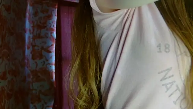 strawberrysmoothie online show from April 13, 2026, 8:13 pm