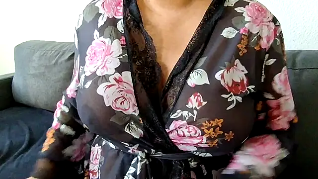 Snapshot of Blzsugar chatting on November 17, 2025, 8:35 pm Blzsugar online show from November 17, 2025, 8:35 pm