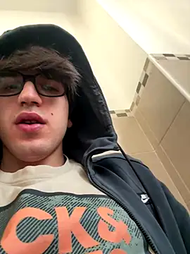 LucaDonna998 online show from October 19, 2025, 2:20 pm