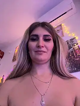 Snapshot of EvelynFrances chatting on December 15, 2024, 10:37 pm EvelynFrances online show from December 15, 2024, 10:37 pm