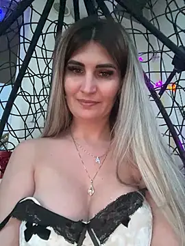 Snapshot of EvelynFrances chatting on March 12, 2025, 4:35 pm EvelynFrances online show from March 12, 2025, 4:35 pm