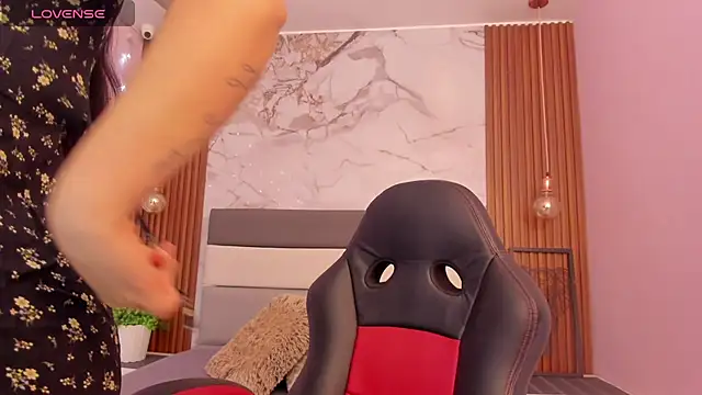 LARSONMIA online show from November 21, 2025, 12:15 pm