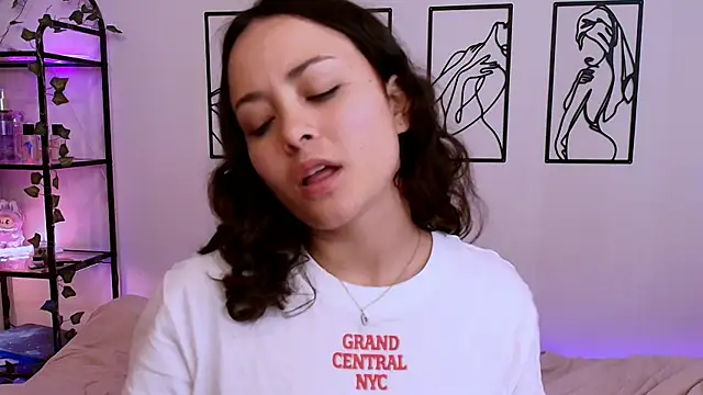 Megan Rodrigo online show from October 12, 2025, 7:04 pm