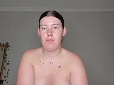 C1eopatra online show from December 21, 2025, 7:26 pm