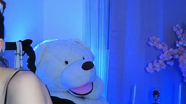 ivyleague  online show from March 16, 2026, 6:21 pm