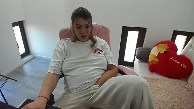 Dyana Kaylinn online show from April 7, 2026, 4:58 am