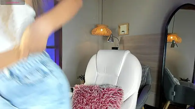 nayah   online show from March 18, 2026, 8:21 pm