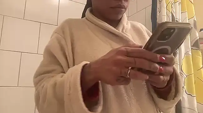 Snapshot of MommyConfident chatting on February 1, 2025, 1:34 am MommyConfident online show from February 1, 2025, 1:34 am