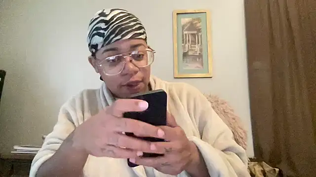 MommyConfident online show from November 18, 2025, 2:20 pm