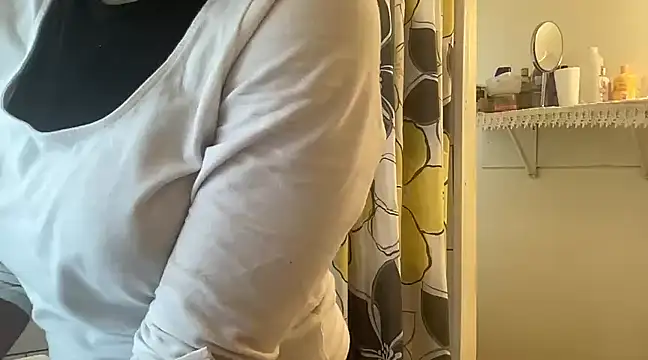 Snapshot of MommyConfident chatting on March 6, 2025, 7:43 pm MommyConfident online show from March 6, 2025, 7:43 pm