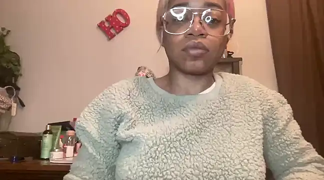 Snapshot of MommyConfident chatting on March 22, 2025, 1:11 am MommyConfident online show from March 22, 2025, 1:11 am