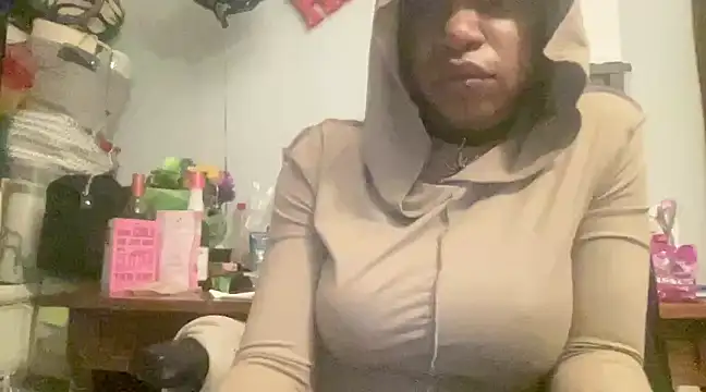 Snapshot of MommyConfident chatting on February 18, 2025, 4:48 am MommyConfident online show from February 18, 2025, 4:48 am