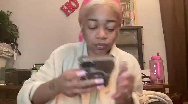 Snapshot of MommyConfident chatting on March 20, 2025, 3:47 pm MommyConfident online show from March 20, 2025, 3:47 pm