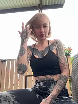 haileyhope  online show from April 15, 2026, 10:43 am