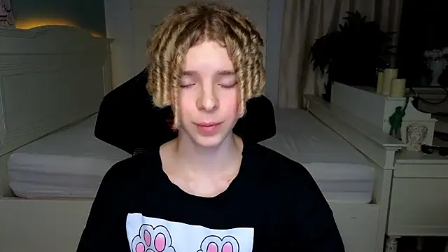 Snapshot of Kudi_Minnt chatting on March 1, 2026, 8:20 pm Kudi Minnt online show from March 1, 2026, 8:20 pm