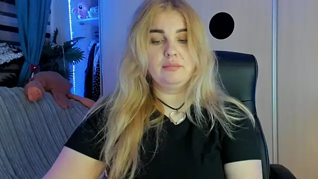 Snapshot of CoraSwon chatting on February 12, 2026, 6:40 pm CoraSwon online show from February 12, 2026, 6:40 pm