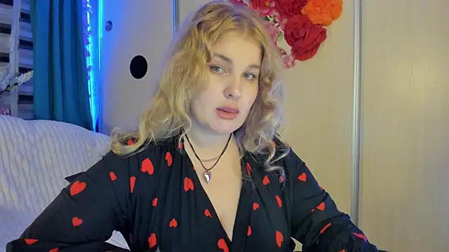 CoraSwon online show from October 10, 2025, 6:42 pm