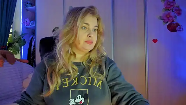 Snapshot of CoraSwon chatting on February 9, 2026, 7:06 am CoraSwon online show from February 9, 2026, 7:06 am